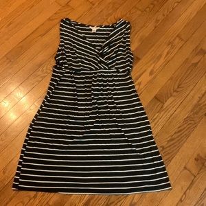 Sleeveless mid-length maternity and/or nursing dress